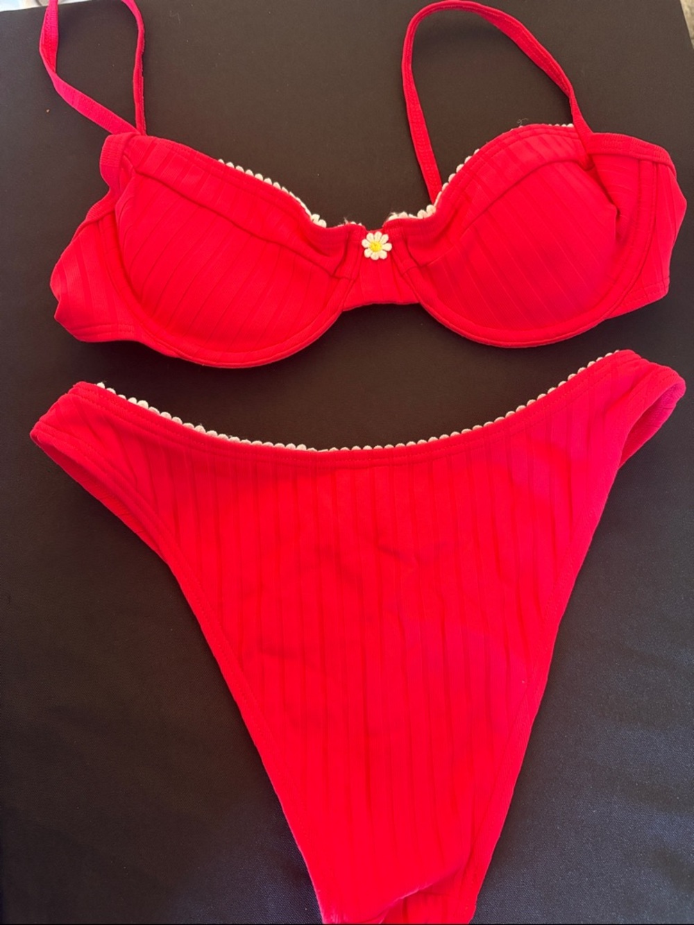 Red Women's Ribbed Bikini Set with Daisy Accent